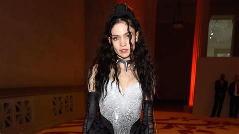 Grimes Announces She’s Pregnant and Frees the Nipple